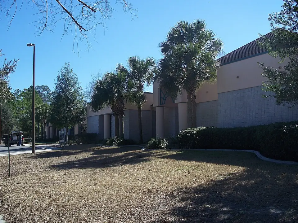 The community centre building in Marion Oaks, a low building with a covered entrance and a lawn in front.