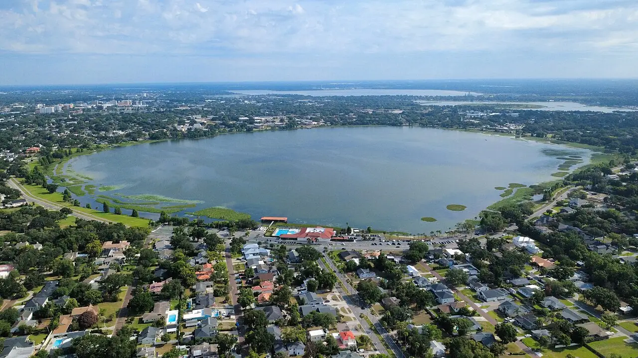 An aerial view of a Florida residential neighbourhood laid out around a large round lake.