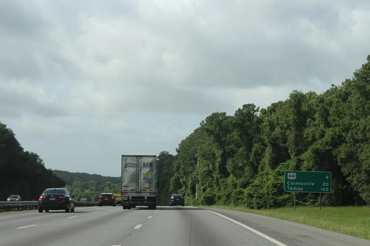 A distance sign on southbound Interstate 75 in Florida listing US 441, Gainesville and Tampa.